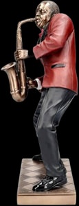 Jazzfigur fra siden, med synlig dynamik i positur og tøjdetaljer – kunstnerisk design i hjemmet